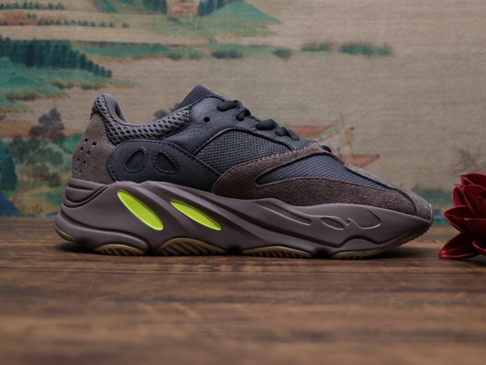 YEEZY700硬汉传奇：鞋界的施瓦辛格